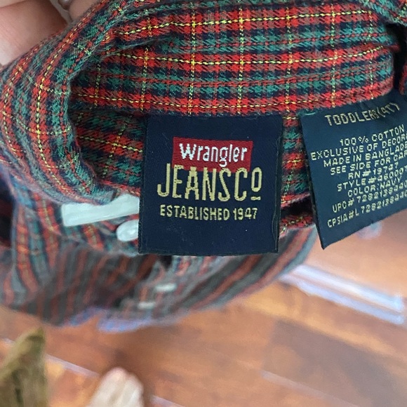 Cute plaid button-up - Picture 3 of 10